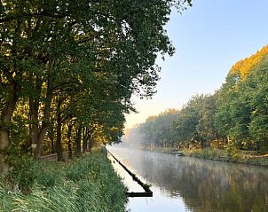 Prachtig kanaal met herfstkleuren in de omgeving van Vakantiehuis in Bellingwolde, Zuidoost Groningen.