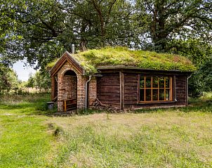 Rustieke houten hut in de tuin van Vakantiehuis in Bellingwolde, Groningen.