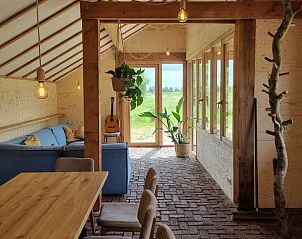 Gezellige binnenruimte met houten interieur in Vakantiehuis in Bellingwolde.