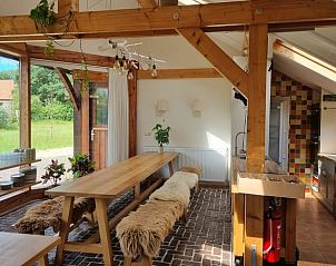 Eetruimte met landelijke uitstraling in Vakantiehuis in Bellingwolde, Groningen.