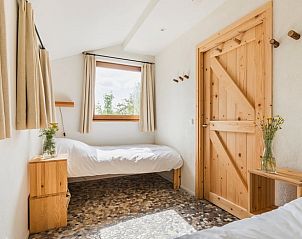 Knusse slaapkamer met uitzicht op de natuur in Vakantiehuis in Bellingwolde.