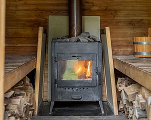 Houtgestookte sauna met knusse sfeer in Vakantiehuis in Bellingwolde.