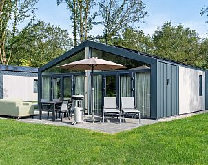 Terras van de Vrijstaande woning in Sellingen, vakantiehuis in Groningen, perfect voor ontspanning.