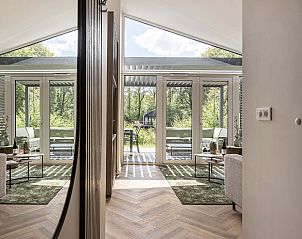 Open woonkamer van de Vrijstaande woning in Sellingen, vakantiehuis in Zuidoost Groningen met uitzicht op natuur.