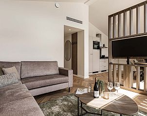 Stijlvolle zithoek in de Vrijstaande woning in Sellingen, vakantiehuis in Groningen met moderne meubels.