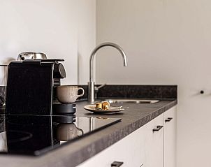 Hal van de Vrijstaande woning in Sellingen, vakantiehuis in Groningen met toegang tot badkamer en toilet.