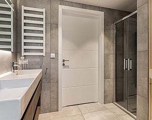 Buitenaanzicht van de Vrijstaande woning in Sellingen, vakantiehuis in Groningen met elektrische scooters.