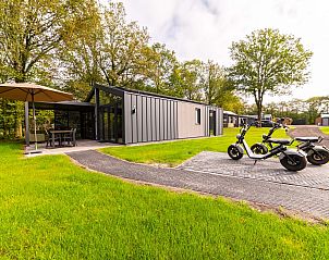 Zonsondergang bij de Vrijstaande woning in Sellingen, vakantiehuis in Zuidoost Groningen aan het water.
