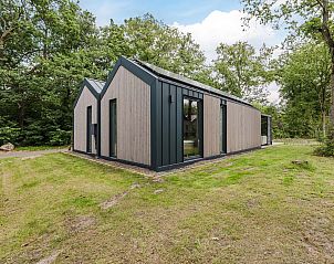 Zijaanzicht van de Vrijstaande woning in Sellingen, vakantiehuis in Zuidoost Groningen met ruime tuin.