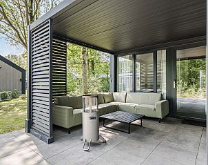 Overdekte zithoek bij de Vrijstaande woning in Sellingen, vakantiehuis in Zuidoost Groningen.