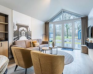 Lichte woonkamer in de Vrijstaande woning in Sellingen, vakantiehuis in Zuidoost Groningen met grote ramen.