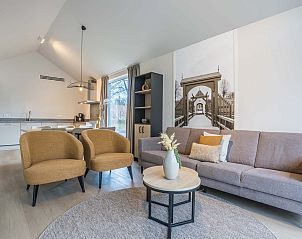 Moderne woonkamer in de Vrijstaande woning in Sellingen, vakantiehuis in Zuidoost Groningen met comfortabele meubels.