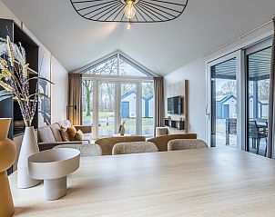 Eetkamer in de Vrijstaande woning in Sellingen, vakantiehuis in Zuidoost Groningen met stijlvolle inrichting.