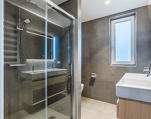 Luxe badkamer in de Vrijstaande woning in Sellingen, vakantiehuis in Zuidoost Groningen met moderne douche.