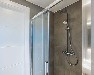 Moderne douche in de Vrijstaande woning in Sellingen, vakantiehuis in Zuidoost Groningen.