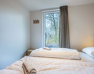 Slaapkamer met uitzicht in de Vrijstaande woning in Sellingen, vakantiehuis in Zuidoost Groningen.