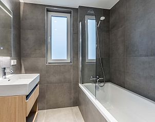 Badkamer met bad in de Vrijstaande woning in Sellingen, vakantiehuis in Zuidoost Groningen.