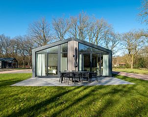 Terras van de vakantiewoning in Sellingen met uitzicht op natuur in Zuidoost Groningen, Groningen.
