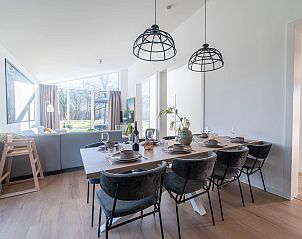 Eetkamer in de vakantiewoning in Sellingen met moderne inrichting in Zuidoost Groningen, Groningen.