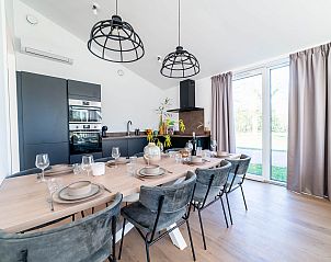 Keuken en eetruimte in de vrijstaande woning in Sellingen, Zuidoost Groningen, Groningen.