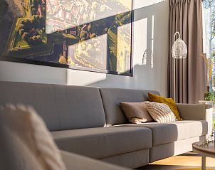 Comfortabele zitruimte in de vrijstaande woning in Sellingen met kunst aan de muur in Zuidoost Groningen, Groningen.