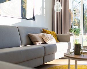 Moderne fauteuil in de woonkamer van de vakantiewoning in Sellingen, Zuidoost Groningen, Groningen.