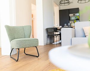 Zithoek in de vrijstaande woning in Sellingen met decoratieve planten in Zuidoost Groningen, Groningen.