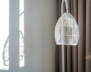 Ruime gang in de vrijstaande woning in Sellingen met houten vloer in Zuidoost Groningen, Groningen.