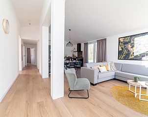 Zitkamer in de vakantiewoning in Sellingen met veel natuurlijk licht in Zuidoost Groningen, Groningen.