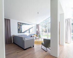 Lichte woonkamer van de vrijstaande woning in Sellingen met uitzicht op de tuin in Zuidoost Groningen, Groningen.