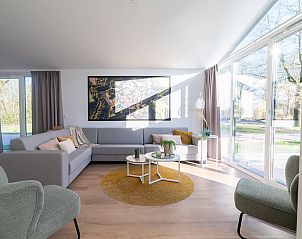 Eetkamer met gedekte tafel in de vakantiewoning in Sellingen, Zuidoost Groningen, Groningen.