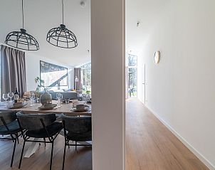 Moderne keuken in de vrijstaande woning in Sellingen met inbouwapparatuur in Zuidoost Groningen, Groningen.