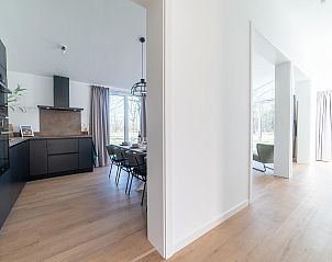 Gezellige eetruimte in de vakantiewoning in Sellingen met stijlvolle verlichting in Zuidoost Groningen, Groningen.