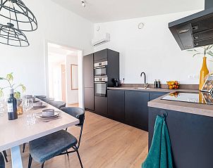 Keuken en eetgedeelte in de vakantiewoning in Sellingen met moderne inrichting in Zuidoost Groningen, Groningen.