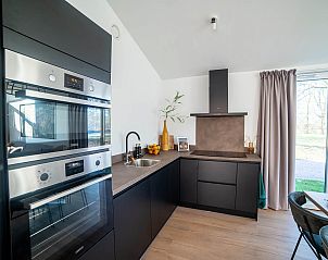 Gedekte tafel in de vrijstaande woning in Sellingen voor een diner in Zuidoost Groningen, Groningen.