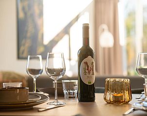 Detail van een gedekte tafel in de vrijstaande woning in Sellingen, Zuidoost Groningen, Groningen.