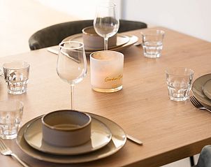 Stijlvolle gedekte tafel in de vakantiewoning in Sellingen voor een intiem diner in Zuidoost Groningen, Groningen.