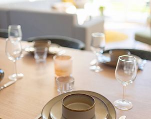 Eetkamer in de vrijstaande woning in Sellingen met moderne servies in Zuidoost Groningen, Groningen.