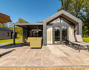 Ruim terras van Vrijstaande woning in Sellingen, vakantiehuis in Groningen, ideaal voor ontspanning in de natuur.