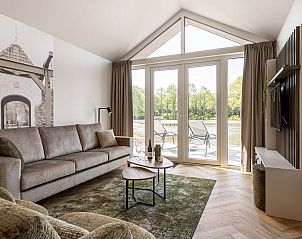 Gezellige woonkamer met uitzicht in Vrijstaande woning in Sellingen, vakantiehuis in Zuidoost Groningen.