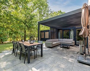 Terras van Vrijstaande woning in Sellingen met comfortabele zitruimte, gelegen in Zuidoost Groningen.