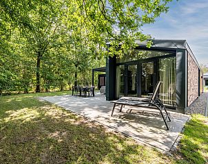 Veranda van Vrijstaande woning in Sellingen met uitzicht op de groene omgeving in Groningen.