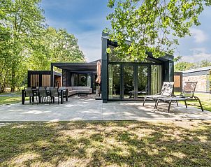 Ruim terras bij Vrijstaande woning in Sellingen, ideaal voor buiten dineren in Groningen.