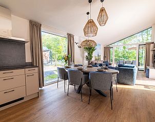 Eetkamer in Vrijstaande woning in Sellingen met moderne inrichting, gelegen in Groningen.