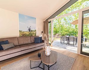 Woonkamer van Vrijstaande woning in Sellingen met grote ramen en natuurlijk licht in Groningen.