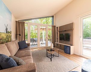 Gezellige zithoek in Vrijstaande woning in Sellingen met uitzicht op de tuin in Groningen.