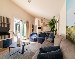 Interieur van Vrijstaande woning in Sellingen, met comfortabele banken in Groningen.