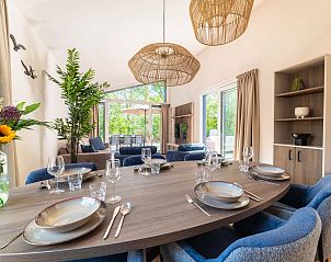 Eetruimte in Vrijstaande woning in Sellingen met stijlvolle decoratie en verlichting in Groningen.