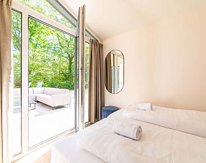 Slaapkamer in Vrijstaande woning in Sellingen met toegang tot het terras in Groningen.