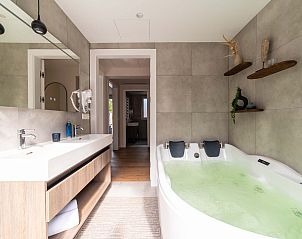 Luxe badkamer in Vrijstaande woning in Sellingen met jacuzzi, gelegen in Groningen.